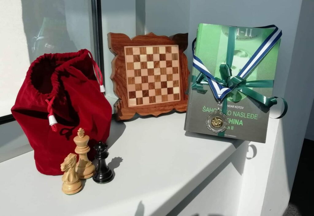 chessboard, chess figures, chess book