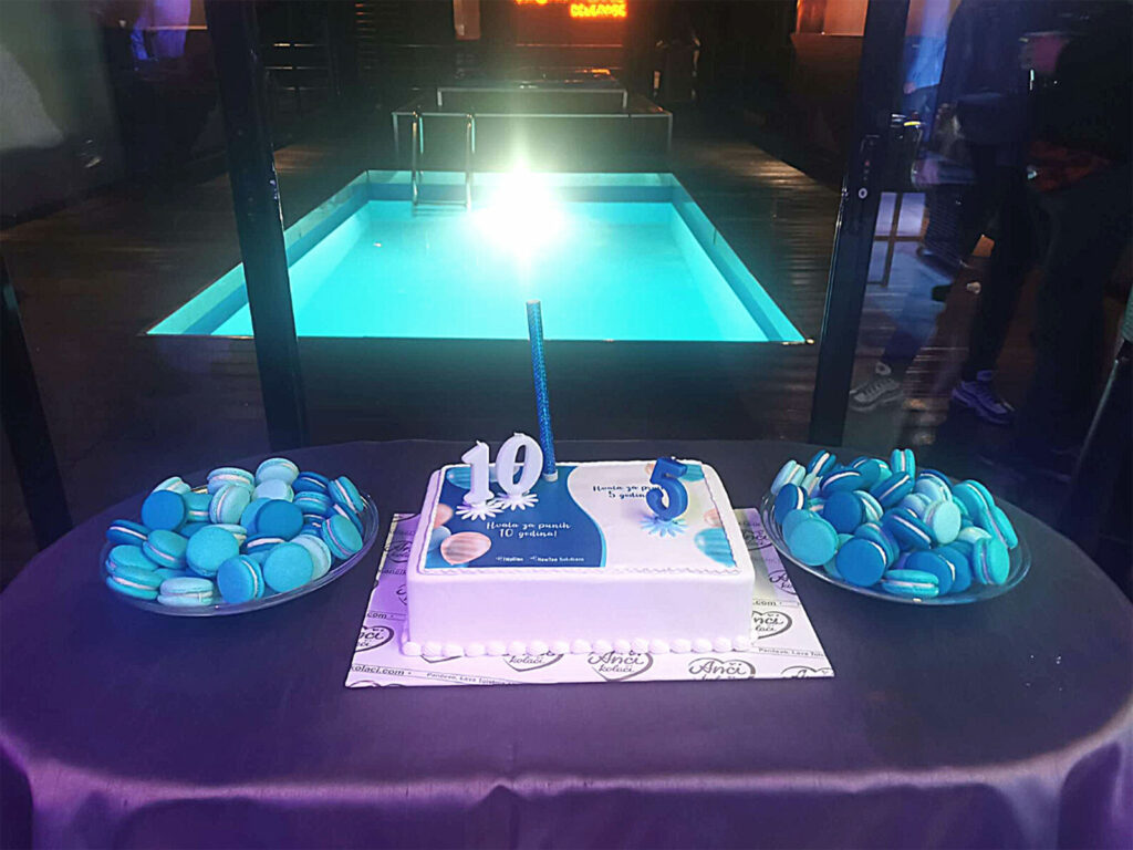 Nijedan rođendan ne može da prođe bez torte i slatkiša