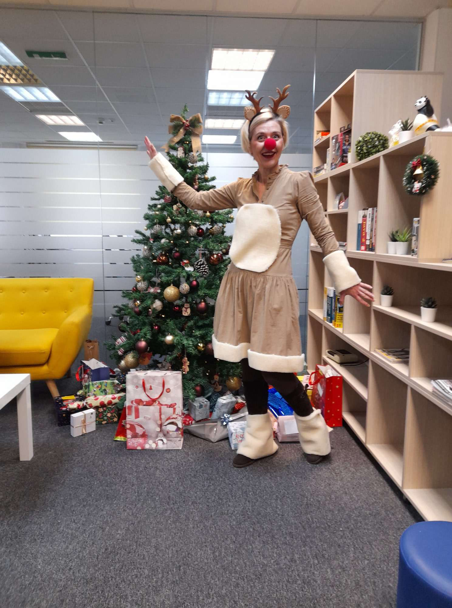 Nasmejani i duhoviti Secret Santa, patuljak i irvas